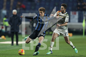 2022-01-12 - Giorgio Scalvini (Atalanta BC) and Sofian Kiyine (Venezia FC) battle for the ball - ATALANTA BC VS VENEZIA FC - ITALIAN CUP - SOCCER