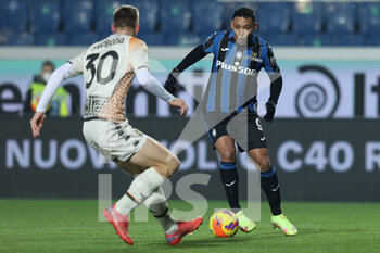 2022-01-12 - Luis Muriel (Atalanta BC) is challenged by Michael Svoboda (Venezia FC) - ATALANTA BC VS VENEZIA FC - ITALIAN CUP - SOCCER