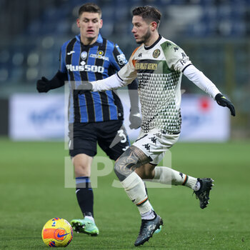2022-01-12 - Pasquale Mazzocchi (Venezia FC) in action while challenged by Joakim Maehle (Atalanta BC) - ATALANTA BC VS VENEZIA FC - ITALIAN CUP - SOCCER