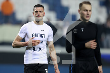 2022-01-12 - Merih Demiral (Atalanta BC) shows a t-shirt in honour of Ahmet Calik - ATALANTA BC VS VENEZIA FC - ITALIAN CUP - SOCCER