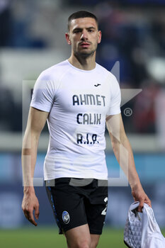 2022-01-12 - Merih Demiral (Atalanta BC) shows a t-shirt in honour of Ahmet Calik - ATALANTA BC VS VENEZIA FC - ITALIAN CUP - SOCCER