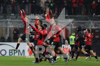 2022-01-13 - Players of AC Milan celebrate the victory at the end of the match during the Coppa Italia 2021/22 football match between AC Milan and Genoa CFC at Giuseppe Meazza Stadium, Milan, Italy on January 14, 2022 - AC MILAN VS GENOA CFC - ITALIAN CUP - SOCCER