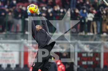 2022-01-13 - Mike Maignan of AC Milan warms up during the Coppa Italia 2021/22 football match between AC Milan and Genoa CFC at Giuseppe Meazza Stadium, Milan, Italy on January 13, 2022 - AC MILAN VS GENOA CFC - ITALIAN CUP - SOCCER