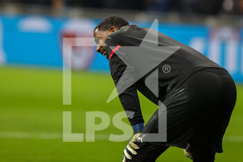 2022-01-13 - Mike Maignan of AC Milan warms up during the Coppa Italia 2021/22 football match between AC Milan and Genoa CFC at Giuseppe Meazza Stadium, Milan, Italy on January 13, 2022 - AC MILAN VS GENOA CFC - ITALIAN CUP - SOCCER