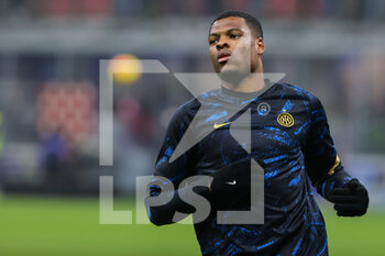 2022-01-19 - Denzel Dumfries of FC Internazionale warms up during the Coppa Italia 2021/22 football match between FC Internazionale and Empoli FC at Giuseppe Meazza Stadium, Milan, Italy on January 19, 2022 - INTER - FC INTERNAZIONALE VS EMPOLI FC - ITALIAN CUP - SOCCER