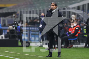 2022-01-19 - Simone Inzaghi Head Coach of FC Internazionale looks on during the Coppa Italia 2021/22 football match between FC Internazionale and Empoli FC at Giuseppe Meazza Stadium, Milan, Italy on January 19, 2022 - INTER - FC INTERNAZIONALE VS EMPOLI FC - ITALIAN CUP - SOCCER