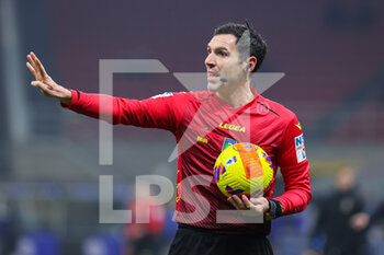 2022-01-19 - Referee Juan Luca Sacchi gestures during the Coppa Italia 2021/22 football match between FC Internazionale and Empoli FC at Giuseppe Meazza Stadium, Milan, Italy on January 19, 2022 - INTER - FC INTERNAZIONALE VS EMPOLI FC - ITALIAN CUP - SOCCER