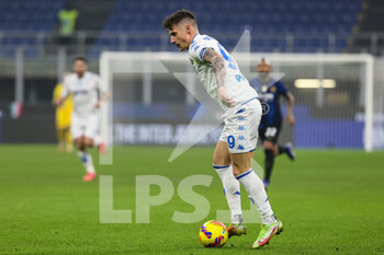 2022-01-19 - Andrea Pinamonti of Empoli FC in action during the Coppa Italia 2021/22 football match between FC Internazionale and Empoli FC at Giuseppe Meazza Stadium, Milan, Italy on January 19, 2022 - INTER - FC INTERNAZIONALE VS EMPOLI FC - ITALIAN CUP - SOCCER