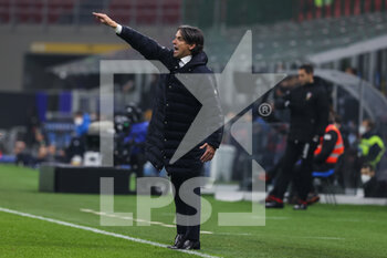 2022-01-19 - Simone Inzaghi Head Coach of FC Internazionale shouts to his players during the Coppa Italia 2021/22 football match between FC Internazionale and Empoli FC at Giuseppe Meazza Stadium, Milan, Italy on January 19, 2022 - INTER - FC INTERNAZIONALE VS EMPOLI FC - ITALIAN CUP - SOCCER