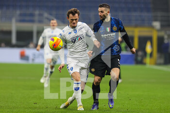 2022-01-19 - Roberto Gagliardini of FC Internazionale fights for the ball against Liam Henderson of Empoli FC during the Coppa Italia 2021/22 football match between FC Internazionale and Empoli FC at Giuseppe Meazza Stadium, Milan, Italy on January 19, 2022 - INTER - FC INTERNAZIONALE VS EMPOLI FC - ITALIAN CUP - SOCCER