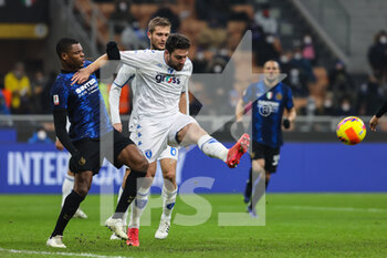 2022-01-19 - Denzel Dumfries of FC Internazionale and Riccardo Marchizza of Empoli FC in action during the Coppa Italia 2021/22 football match between FC Internazionale and Empoli FC at Giuseppe Meazza Stadium, Milan, Italy on January 19, 2022 - INTER - FC INTERNAZIONALE VS EMPOLI FC - ITALIAN CUP - SOCCER