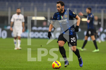 2022-01-19 - Hakan Calhanoglu of FC Internazionale in action during the Coppa Italia 2021/22 football match between FC Internazionale and Empoli FC at Giuseppe Meazza Stadium, Milan, Italy on January 19, 2022 - INTER - FC INTERNAZIONALE VS EMPOLI FC - ITALIAN CUP - SOCCER