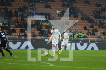 2022-01-19 - Liam Henderson of Empoli FC in action during the Coppa Italia 2021/22 football match between FC Internazionale and Empoli FC at Giuseppe Meazza Stadium, Milan, Italy on January 20, 2022 - INTER - FC INTERNAZIONALE VS EMPOLI FC - ITALIAN CUP - SOCCER