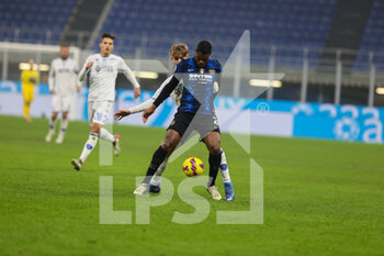 2022-01-19 - Denzel Dumfries of FC Internazionale in action during the Coppa Italia 2021/22 football match between FC Internazionale and Empoli FC at Giuseppe Meazza Stadium, Milan, Italy on January 20, 2022 - INTER - FC INTERNAZIONALE VS EMPOLI FC - ITALIAN CUP - SOCCER