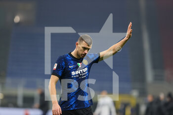 2022-01-19 - Edin Dzeko of FC Internazionale greets the fans during the Coppa Italia 2021/22 football match between FC Internazionale and Empoli FC at Giuseppe Meazza Stadium, Milan, Italy on January 20, 2022 - INTER - FC INTERNAZIONALE VS EMPOLI FC - ITALIAN CUP - SOCCER