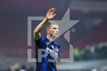 2022-01-19 - Edin Dzeko of FC Internazionale greets the fans during the Coppa Italia 2021/22 football match between FC Internazionale and Empoli FC at Giuseppe Meazza Stadium, Milan, Italy on January 20, 2022 - INTER - FC INTERNAZIONALE VS EMPOLI FC - ITALIAN CUP - SOCCER