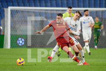 2022-01-20 - Jordan Veretout (AS Roma) Thorir Johann Helgason (US Lecce)  during the Coppa Italia Frecciarossa round of 16 match between AS Roma vs US Lecce at the Olimpic Stadium in Rome on 20 January 2022. - AS ROMA VS US LECCE - ITALIAN CUP - SOCCER
