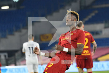 2022-01-20 - Tammy Abraham (AS Roma) celebrates after scoring the goal 2-1 during the Coppa Italia Frecciarossa round of 16 match between AS Roma vs US Lecce at the Olimpic Stadium in Rome on 20 January 2022. - AS ROMA VS US LECCE - ITALIAN CUP - SOCCER