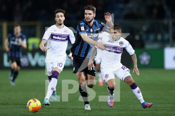2022-02-10 - Berat Djimsiti (Atalanta BC) and Lucas Torreira (ACF Fiorentina) battle for the ball  - ATALANTA BC VS ACF FIORENTINA - ITALIAN CUP - SOCCER