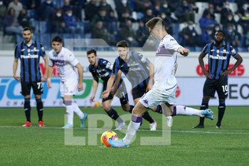2022-02-10 - Krzysztof Piatek (ACF Fiorentina) shoots the penalty - ATALANTA BC VS ACF FIORENTINA - ITALIAN CUP - SOCCER