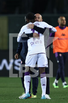 2022-02-10 - Vincenzo Italiano (ACF Fiorentina) hugs Jonathan Ikone (ACF Fiorentina) - ATALANTA BC VS ACF FIORENTINA - ITALIAN CUP - SOCCER