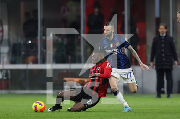 2022-03-01 - Rafael Leao of AC Milan fights for the ball against Marcelo Brozovic of FC Internazionale during the Coppa Italia 2021/22 football match between AC Milan and FC Internazionale at Giuseppe Meazza Stadium, Milan, Italy on March 01, 2022 - AC MILAN VS FC INTERNAZIONALE - ITALIAN CUP - SOCCER