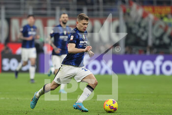 2022-03-01 - Nicolò Barella of FC Internazionale in action during the Coppa Italia 2021/22 football match between AC Milan and FC Internazionale at Giuseppe Meazza Stadium, Milan, Italy on March 01, 2022 - AC MILAN VS FC INTERNAZIONALE - ITALIAN CUP - SOCCER