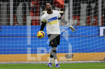 2022-03-01 - Mike Maignan of AC Milan warms up during the Coppa Italia 2021/22 football match between AC Milan and FC Internazionale at Giuseppe Meazza Stadium, Milan, Italy on March 01, 2022 - AC MILAN VS FC INTERNAZIONALE - ITALIAN CUP - SOCCER