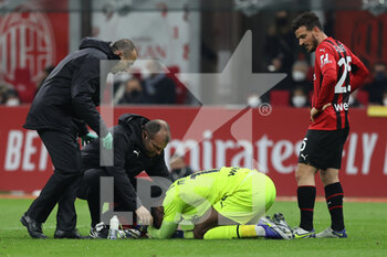 2022-03-01 - Mike Maignan of AC Milan injured during the Coppa Italia 2021/22 football match between AC Milan and FC Internazionale at Giuseppe Meazza Stadium, Milan, Italy on March 01, 2022 - AC MILAN VS FC INTERNAZIONALE - ITALIAN CUP - SOCCER