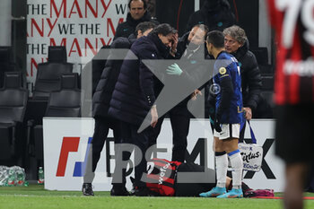 2022-03-01 - Simone Inzaghi Head Coach of FC Internazionale injured during the Coppa Italia 2021/22 football match between AC Milan and FC Internazionale at Giuseppe Meazza Stadium, Milan, Italy on March 01, 2022 - AC MILAN VS FC INTERNAZIONALE - ITALIAN CUP - SOCCER