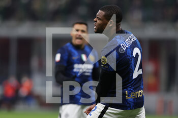 2022-03-01 - Denzel Dumfries of FC Internazionale expresses disappointment during the Coppa Italia 2021/22 football match between AC Milan and FC Internazionale at Giuseppe Meazza Stadium, Milan, Italy on March 01, 2022 - AC MILAN VS FC INTERNAZIONALE - ITALIAN CUP - SOCCER