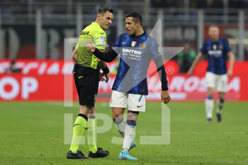 2022-03-01 - Alexis Sanchez of FC Internazionale protests with Referee Maurizio Mariani during the Coppa Italia 2021/22 football match between AC Milan and FC Internazionale at Giuseppe Meazza Stadium, Milan, Italy on March 01, 2022 - AC MILAN VS FC INTERNAZIONALE - ITALIAN CUP - SOCCER