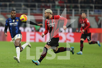 2022-03-01 - Theo Hernandez of AC Milan and Denzel Dumfries of FC Internazionale in action during the Coppa Italia 2021/22 football match between AC Milan and FC Internazionale at Giuseppe Meazza Stadium, Milan, Italy on March 01, 2022 - AC MILAN VS FC INTERNAZIONALE - ITALIAN CUP - SOCCER