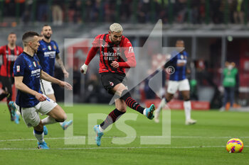 2022-03-01 - Theo Hernandez of AC Milan in action during the Coppa Italia 2021/22 football match between AC Milan and FC Internazionale at Giuseppe Meazza Stadium, Milan, Italy on March 01, 2022 - AC MILAN VS FC INTERNAZIONALE - ITALIAN CUP - SOCCER