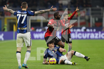 2022-03-01 - Franck Kessie of AC Milan protests during the Coppa Italia 2021/22 football match between AC Milan and FC Internazionale at Giuseppe Meazza Stadium, Milan, Italy on March 01, 2022 - AC MILAN VS FC INTERNAZIONALE - ITALIAN CUP - SOCCER