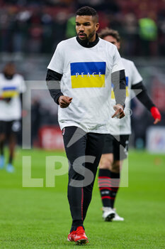 2022-03-01 - Junior Messias of AC Milan warms up wearing a Ukrainian flag on their shirt to indicate peace and sympathy with Ukraine during the Coppa Italia 2021/22 football match between AC Milan and FC Internazionale at Giuseppe Meazza Stadium, Milan, Italy on March 01, 2022 - AC MILAN VS FC INTERNAZIONALE - ITALIAN CUP - SOCCER