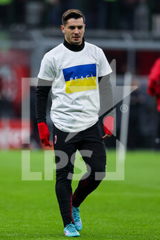 2022-03-01 - Brahim Diaz of AC Milan warms up wearing a Ukrainian flag on their shirt to indicate peace and sympathy with Ukraine during the Coppa Italia 2021/22 football match between AC Milan and FC Internazionale at Giuseppe Meazza Stadium, Milan, Italy on March 01, 2022 - AC MILAN VS FC INTERNAZIONALE - ITALIAN CUP - SOCCER