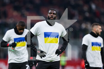 2022-03-01 - Tiemoue Bakayoko of AC Milan warms up wearing a Ukrainian flag on their shirt to indicate peace and sympathy with Ukraine during the Coppa Italia 2021/22 football match between AC Milan and FC Internazionale at Giuseppe Meazza Stadium, Milan, Italy on March 01, 2022 - AC MILAN VS FC INTERNAZIONALE - ITALIAN CUP - SOCCER