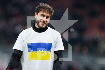 2022-03-01 - Davide Calabria of AC Milan warms up wearing a Ukrainian flag on their shirt to indicate peace and sympathy with Ukraine during the Coppa Italia 2021/22 football match between AC Milan and FC Internazionale at Giuseppe Meazza Stadium, Milan, Italy on March 01, 2022 - AC MILAN VS FC INTERNAZIONALE - ITALIAN CUP - SOCCER