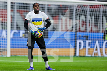 2022-03-01 - Mike Maignan of AC Milan warms up wearing a Ukrainian flag on their shirt to indicate peace and sympathy with Ukraine during the Coppa Italia 2021/22 football match between AC Milan and FC Internazionale at Giuseppe Meazza Stadium, Milan, Italy on March 01, 2022 - AC MILAN VS FC INTERNAZIONALE - ITALIAN CUP - SOCCER