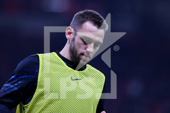 2022-03-01 - Stefan de Vrij of FC Internazionale warms up during the Coppa Italia 2021/22 football match between AC Milan and FC Internazionale at Giuseppe Meazza Stadium, Milan, Italy on March 01, 2022 - AC MILAN VS FC INTERNAZIONALE - ITALIAN CUP - SOCCER