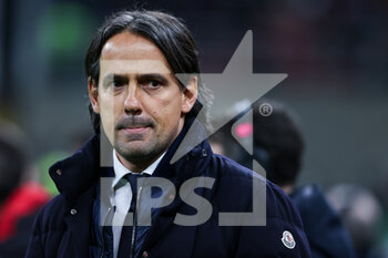 2022-03-01 - Simone Inzaghi Head Coach of FC Internazionale looks on during the Coppa Italia 2021/22 football match between AC Milan and FC Internazionale at Giuseppe Meazza Stadium, Milan, Italy on March 01, 2022 - AC MILAN VS FC INTERNAZIONALE - ITALIAN CUP - SOCCER