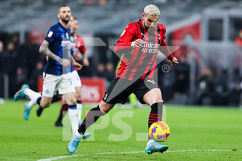 2022-03-01 - Theo Hernandez of AC Milan in action during the Coppa Italia 2021/22 football match between AC Milan and FC Internazionale at Giuseppe Meazza Stadium, Milan, Italy on March 01, 2022 - AC MILAN VS FC INTERNAZIONALE - ITALIAN CUP - SOCCER