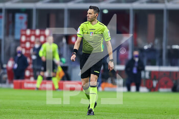 2022-03-01 - Referee Maurizio Mariani in action during the Coppa Italia 2021/22 football match between AC Milan and FC Internazionale at Giuseppe Meazza Stadium, Milan, Italy on March 01, 2022 - AC MILAN VS FC INTERNAZIONALE - ITALIAN CUP - SOCCER