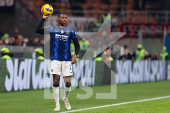 2022-03-01 - Denzel Dumfries of FC Internazionale in action during the Coppa Italia 2021/22 football match between AC Milan and FC Internazionale at Giuseppe Meazza Stadium, Milan, Italy on March 01, 2022 - AC MILAN VS FC INTERNAZIONALE - ITALIAN CUP - SOCCER