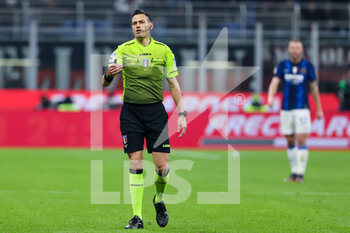 2022-03-01 - Referee Maurizio Mariani in action during the Coppa Italia 2021/22 football match between AC Milan and FC Internazionale at Giuseppe Meazza Stadium, Milan, Italy on March 01, 2022 - AC MILAN VS FC INTERNAZIONALE - ITALIAN CUP - SOCCER
