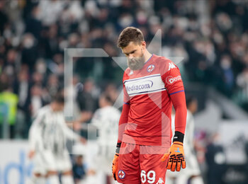 2022-04-20 - Bartlomiej Dragowski of ACF Fiorentina during the Italian Cup, Coppa Italia, semi-finals 2nd leg football match between Juventus FC and ACF Fiorentina on April 20, 2022 at Allianz stadium in Turin, Italy - JUVENTUS FC VS ACF FIORENTINA - ITALIAN CUP - SOCCER