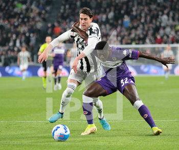 2022-04-20 - Alfred Duncan of ACF Fiorentina and Dusan Vlahovic of Juventus Fc during the Italian Cup, Coppa Italia, semi-finals 2nd leg football match between Juventus FC and ACF Fiorentina on April 20, 2022 at Allianz stadium in Turin, Italy - JUVENTUS FC VS ACF FIORENTINA - ITALIAN CUP - SOCCER