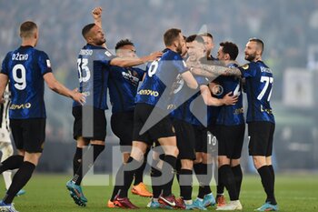 2022-05-11 - ROME, ITALY - May 11 : Nicolo' Barella  of Inter Milan FC celebrates with his team mates after scoring the opening  goal during the  Italian Cup final soccer match between  FC Juventus  and Inter Milan FC at Stadio Olimpico on May 11,2022 in Rome, Italy.    - FINAL 2021/2022 - JUVENTUS FC VS INTER - FC INTERNAZIONALE - ITALIAN CUP - SOCCER