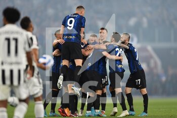 2022-05-11 - ROME, ITALY - May 11 : Nicolo' Barella  of Inter Milan FC celebrates with his team mates after scoring the opening  goal during the  Italian Cup final soccer match between  FC Juventus  and Inter Milan FC at Stadio Olimpico on May 11,2022 in Rome, Italy.    - FINAL 2021/2022 - JUVENTUS FC VS INTER - FC INTERNAZIONALE - ITALIAN CUP - SOCCER
